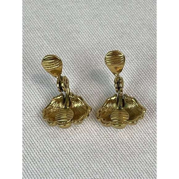 Vintage Monet Shell Shaped Gold Tone Clip On Earrings Small Dainty Minimalist - Picture 8 of 10
